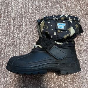 Boys snow boots SIZE 8